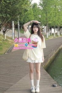 思思 155-42-C-18歲可愛乖乖女 眼神呆萌、聲音奶又軟，是那種一摸就想幹的型 擅長舌舔