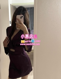 依依 168-48-E-25歲，穿襯衫時兩球快炸開 會用絲襪腳踩你大腿挑逗，再蹲下含根舔蛋舔