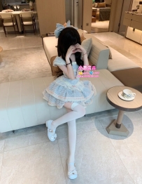 成年合法蘿莉 九琳 150-43-C-18歲喜歡哥哥抱著她的身材在沙發 椅子 床上 浴室壞壞