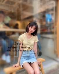 微笑 155-45-C- 19歲 身體很乾淨 沒有刺青  不抽煙  服務很好配合   有看過很多A片的